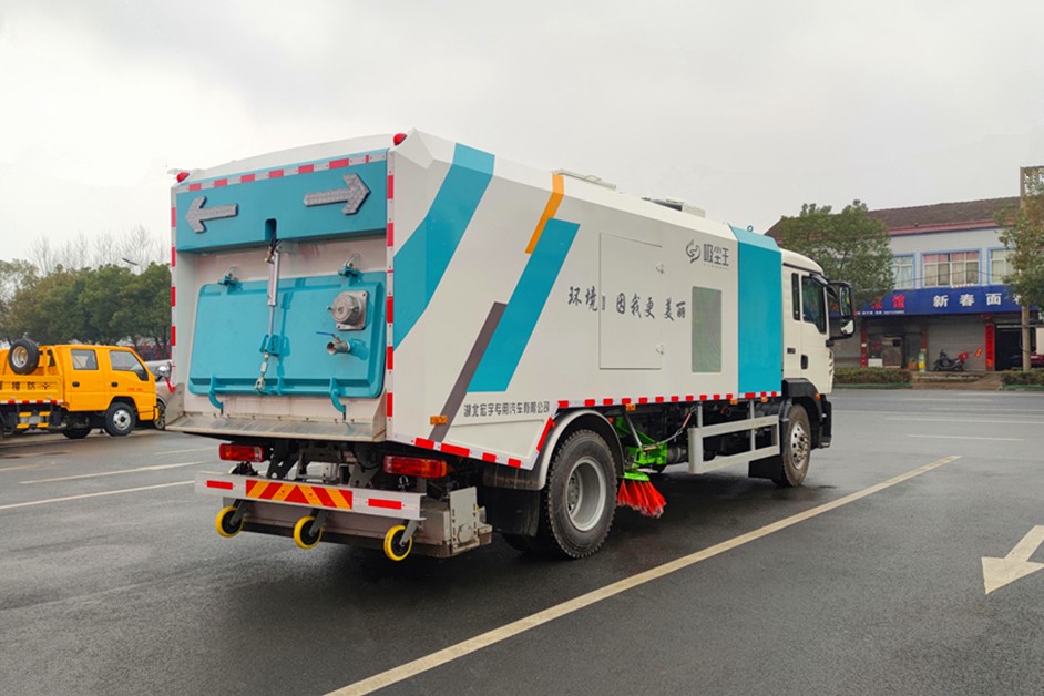 重汽豪沃18吨干湿两用吸尘车右后