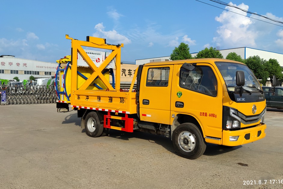 东风蓝牌防撞缓冲车1